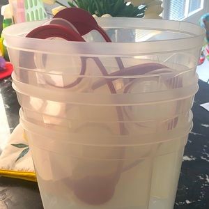 Rubbermaid 1.5 gal cereal containers